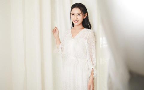 蒋依依仙气白裙清纯高清桌面壁纸第1张