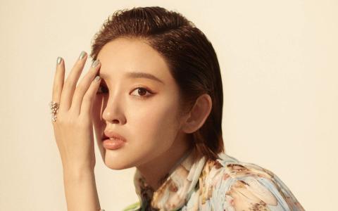 高清中国内地四川女演员唐艺昕湿发吊带裙性感写真图片第0张