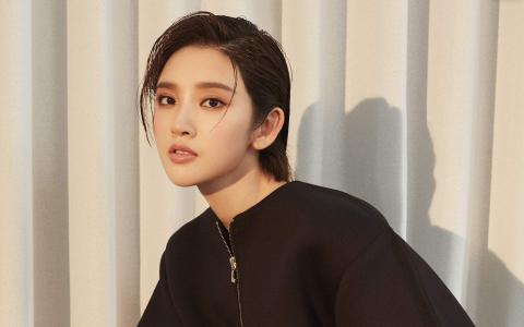 高清中国内地四川女演员唐艺昕湿发吊带裙性感写真图片第2张