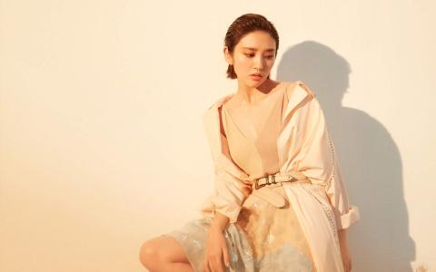 高清中国内地四川女演员唐艺昕湿发吊带裙性感写真图片第3张