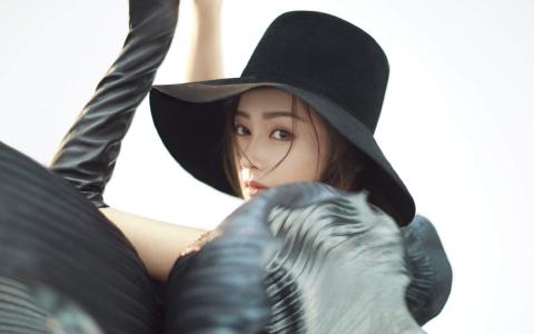 高清哈尔滨新生代女演员张天爱热裤美腿清凉性感街拍图片第3张