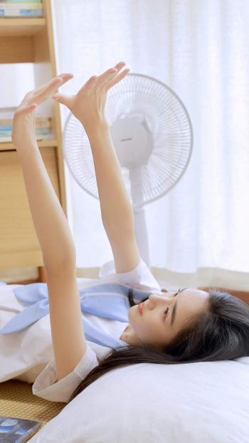 高清校花90后教室美女学生妹高清手机壁纸第2张