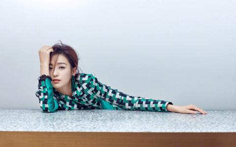高清中国内地新疆伊犁影视女演员佟丽娅杂志封面写真高清壁纸第2张