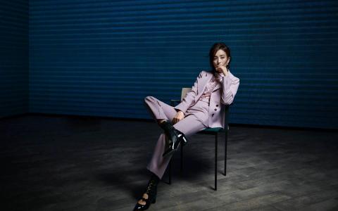 高清中国内地新疆伊犁影视女演员佟丽娅杂志封面写真高清壁纸第3张