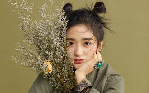 美女沈月图片 _ 第(1)张