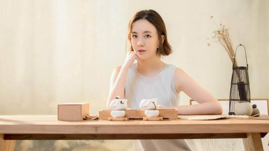 山东籍内地女演员吕佳容性感迷人写真桌面壁纸第0张