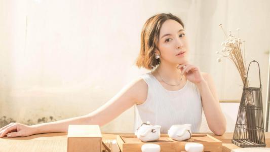 山东籍内地女演员吕佳容性感迷人写真桌面壁纸第1张