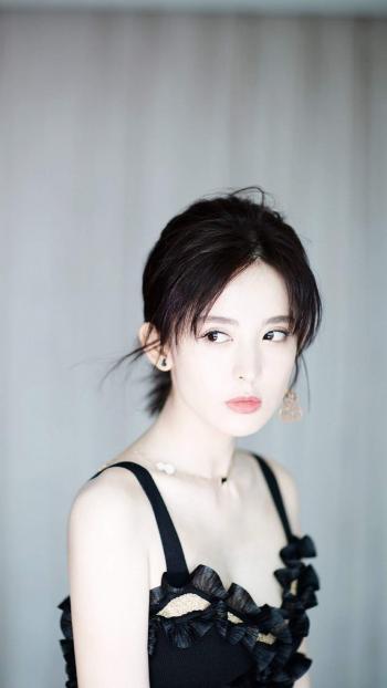 中国内地新疆乌鲁木齐市影视女演员古力娜扎清新丸子头手机壁纸第1张