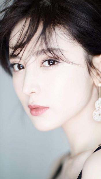 中国内地新疆乌鲁木齐市影视女演员古力娜扎清新丸子头手机壁纸第3张