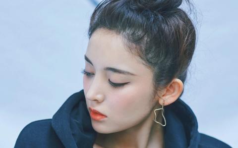 中国内地新疆乌鲁木齐市影视女演员古力娜扎清新丸子头手机壁纸第0张