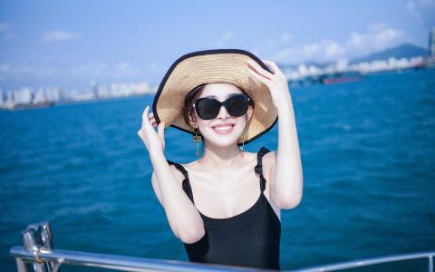 中国内地新疆乌鲁木齐市影视女演员古力娜扎玫瑰裙性感图片桌面壁纸第2张