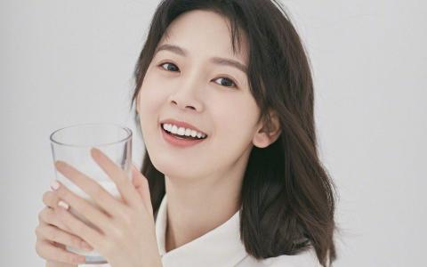 中国内地四川省攀枝花女演员陈瑶波浪刘海甜美养眼图片第3张