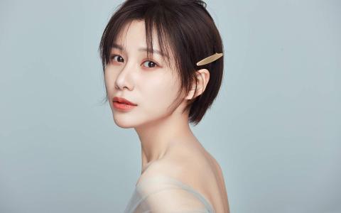高清女星冯若绮红色性感靓丽写真图片第1张