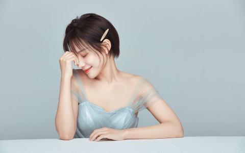 高清女星冯若绮红色性感靓丽写真图片第2张