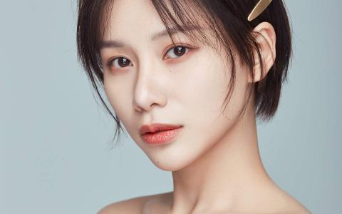 高清女星冯若绮红色性感靓丽写真图片第3张
