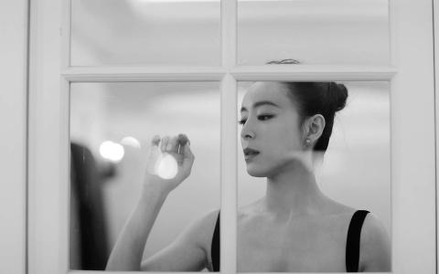 中国内地福建永安女演员张静初淡雅性感写真图片桌面壁纸第3张