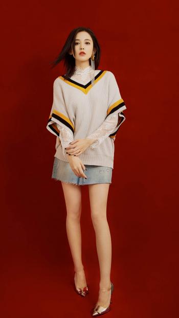 中国内地新疆乌鲁木齐市影视女演员古力娜扎甜美写真桌面壁纸第0张