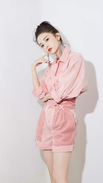 中国内地新疆乌鲁木齐市影视女演员古力娜扎甜美写真桌面壁纸第1张