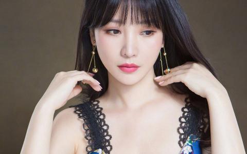中国内地湖南衡阳女演员温婉盘发柳岩知性优雅气质写真第1张