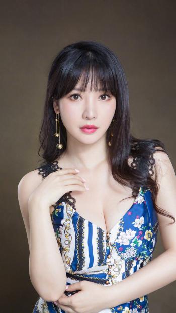 中国内地湖南衡阳女演员柳岩性感优雅写真桌面壁纸第0张