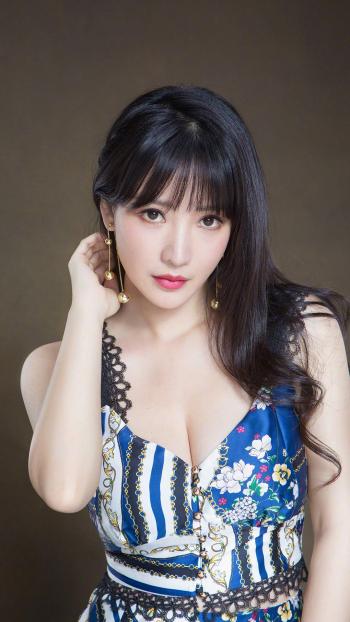 中国内地湖南衡阳女演员柳岩性感优雅写真桌面壁纸第2张