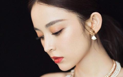 中国内地新疆乌鲁木齐市影视女演员古力娜扎甜美写真手机壁纸第2张