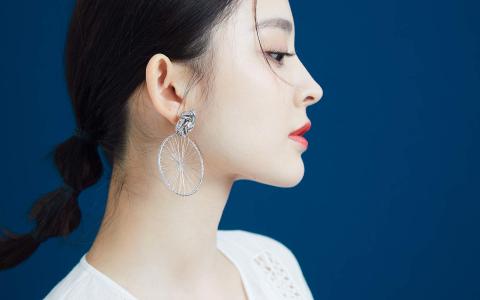 中国内地新疆乌鲁木齐市影视女演员古力娜扎率性性感写真手机壁纸第2张