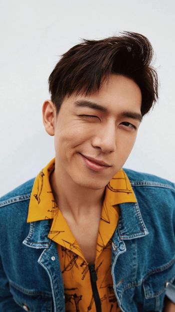中国内地湖北荆州男演员李现浴缸搞怪高清图片第1张