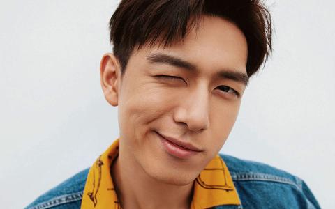 中国内地湖北荆州男演员李现浴缸搞怪高清图片第1张