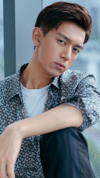 中国内地湖北荆州男演员李现最新酷痞范时尚杂志封面大片第0张