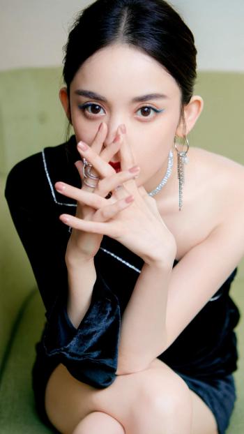 中国内地新疆乌鲁木齐市影视女演员古力娜扎性感前卫高清桌面壁纸第3张