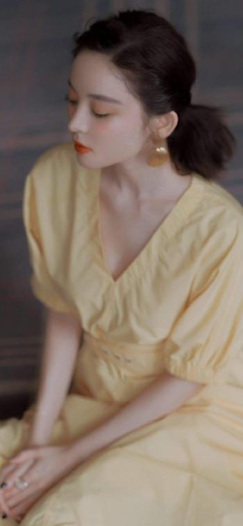 中国内地新疆乌鲁木齐市影视女演员古力娜扎率性性感写真手机壁纸第1张