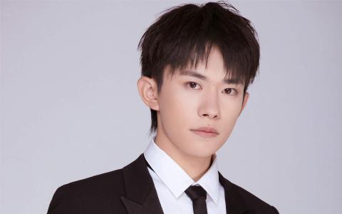 中国内地湖南怀化流行男歌手易烊千玺简约帅气写真图片桌面壁纸第1张