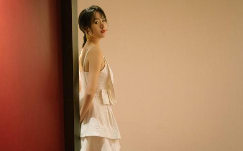 高清上海袁冰妍袁冰妍性感露肩写真桌面壁纸第1张