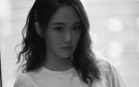 高清张可盈露肩裙性感写真图片第3张