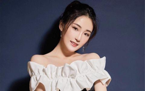 高清张可盈露肩裙性感写真图片第6张