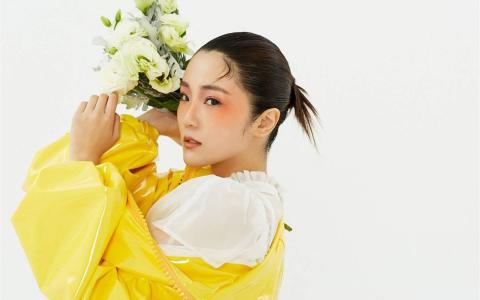 高清张可盈露肩裙性感写真图片第6张