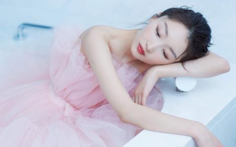 中国内地影视河北省石家庄女演员周冬雨粉裙甜美高清桌面壁纸第1张
