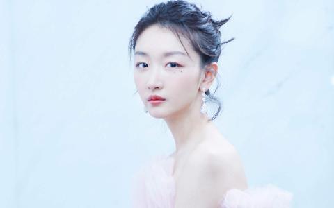中国内地影视河北省石家庄女演员周冬雨粉裙甜美高清桌面壁纸第3张