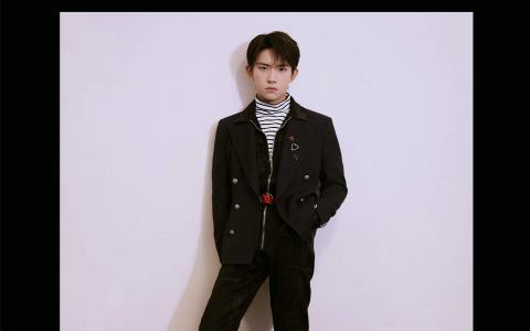 中国内地湖南怀化流行男歌手易烊千玺简约帅气写真图片桌面壁纸第4张