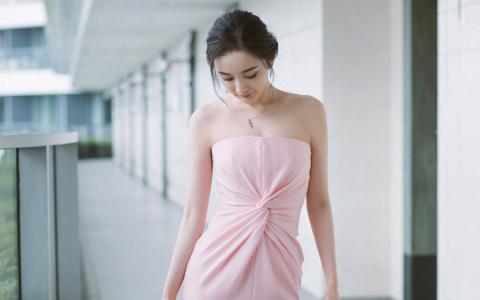 中国内地北京影视女演员杨幂抹胸裙性感高清桌面壁纸第2张