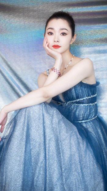 中国内地湖北省荆门女演员宋轶抹胸长裙性感诱惑写真第0张
