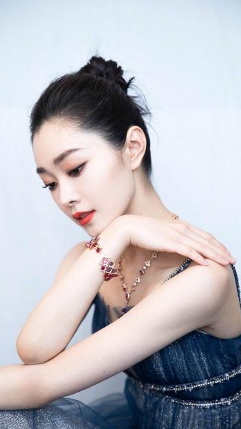 中国内地湖北省荆门女演员宋轶抹胸长裙性感诱惑写真第1张