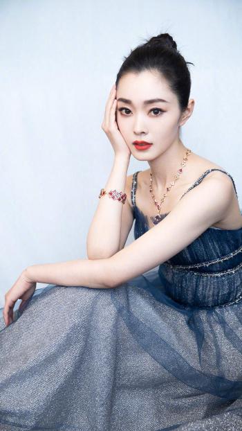 中国内地湖北省荆门女演员宋轶抹胸长裙性感诱惑写真第2张