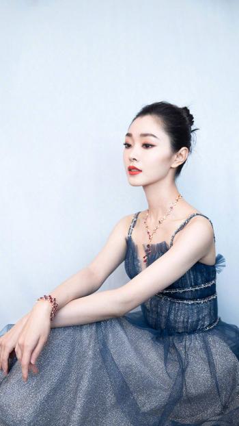中国内地湖北省荆门女演员宋轶抹胸长裙性感诱惑写真第3张