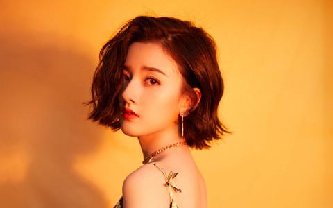 中国北京当代95后女演员宋祖儿性感优雅写真桌面壁纸第1张