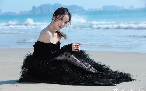 高清中国内地北京女演员赖雨濛复古黑裙高清桌面壁纸第1张