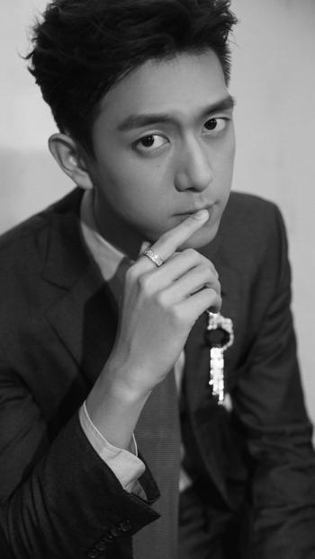 中国内地湖北荆州男演员李现最新酷痞范时尚杂志封面大片第3张
