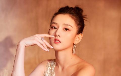 中国北京当代95后女演员宋祖儿羽毛裙性感写真桌面壁纸第0张