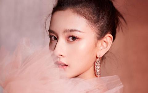 中国北京当代95后女演员宋祖儿羽毛裙性感写真桌面壁纸第2张